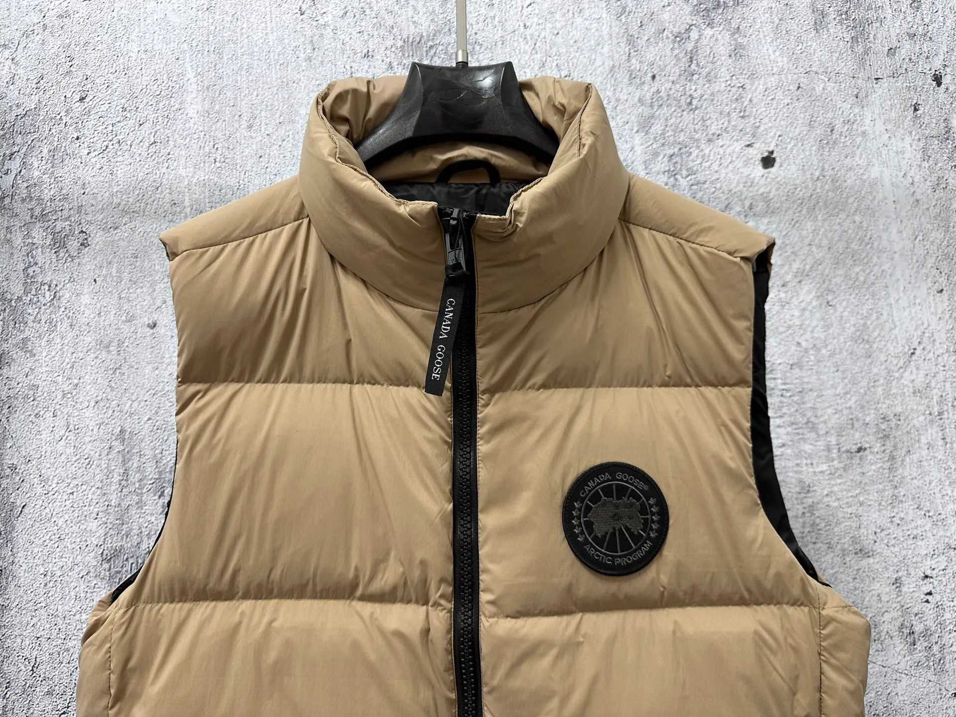 P560 【CANADA GOOSE】Lawrence Men's Down Vest The Lawrence down vest features a durable shell and quilted body, making it a must-have item for all seasons. It's made from sustainable Enduraluxe fabric, which has a durable soft touch. The Lawrence features a thoughtfully designed down-filled collar to block strong winds, a two-way zipper and a longer rear hem. Size: XS-XXL